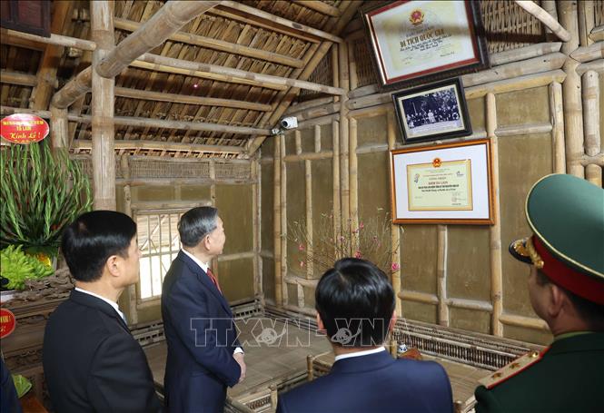 Tổng Bí thư Tô Lâm và Đoàn công tác Trung ương thăm Khu lưu niệm Tổng Bí thư Nguyễn Văn Cừ (phường Phù Khê, thành phố Từ Sơn, tỉnh Bắc Ninh). Ảnh: Thống Nhất – TTXVN