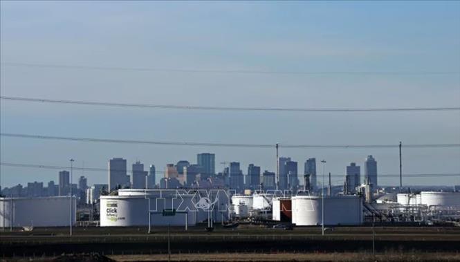 Các bể dự trữ dầu thô tại cơ sở Enbridge ở Alberta, Canada. Ảnh: REUTERS/TTXVN
