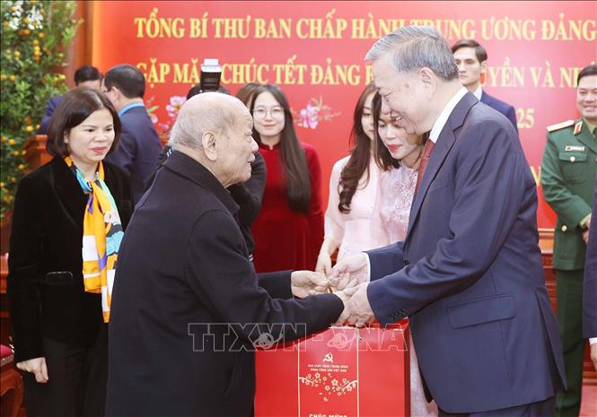 Tổng Bí thư Tô Lâm tặng quà các đại biểu. Ảnh: Thống Nhất – TTXVN