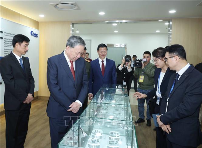 Tổng Bí thư Tô Lâm thăm sản xuất, lắp ráp và thử nghiệm vật liệu, thiết bị bán dẫn của Công ty TNHH Amkor Technology Việt Nam ở KCN Yên Phong II-C, huyện Yên Phong, tỉnh Bắc Ninh. Ảnh: Thống Nhất – TTXVN
