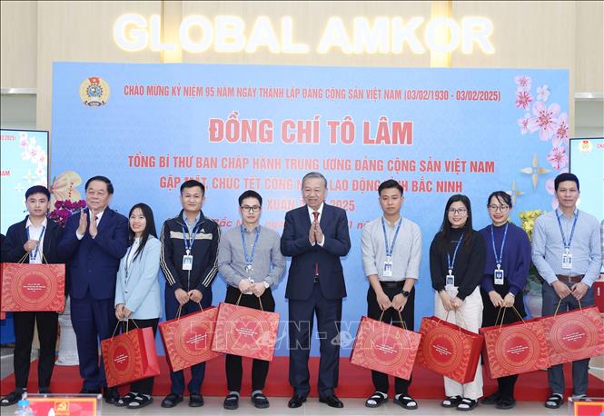 Tổng Bí thư Tô Lâm tặng quà, chúc Tết công nhân lao động tỉnh Bắc Ninh tại Nhà máy Amkor, huyện Yên Phong. Ảnh: Thống Nhất – TTXVN