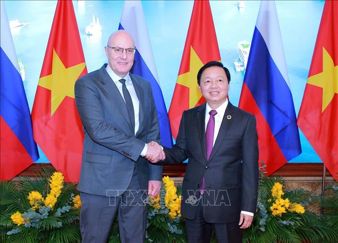 Deputy Prime Minister Tran Hong Ha meets with his visiting Russian counterpart Dmitry Nikolayevich Chernyshenko in Hanoi on January 13. VNA Photo: Văn Điệp