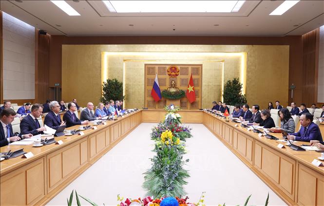 Deputy Prime Minister Tran Hong Ha meets with his visiting Russian counterpart Dmitry Nikolayevich Chernyshenko in Hanoi on January 13. VNA Photo: Văn Điệp