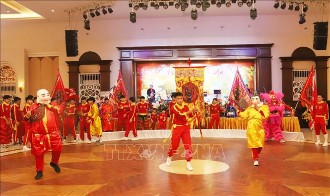 Tiết mục múa gậy, nét văn hóa truyền thống trong Tết cổ truyền dân tộc. Ảnh: Xuân Tú - PV TTXVN tại Lào