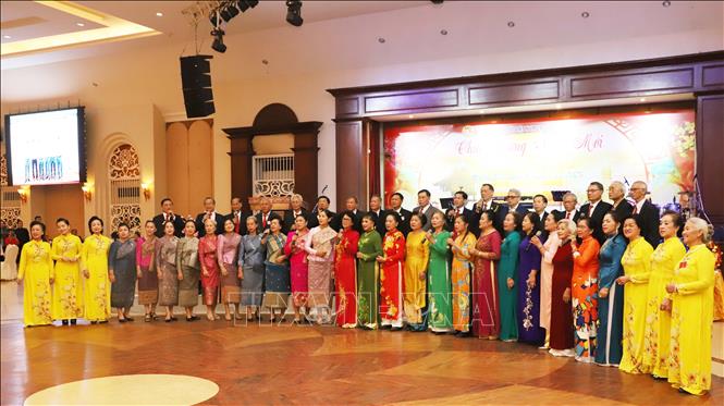 Tiết mục hát mửng Đảng, mừng Xuân, mừng đất nước đổi mới. Ảnh: Xuân Tú - PV TTXVN tại Lào