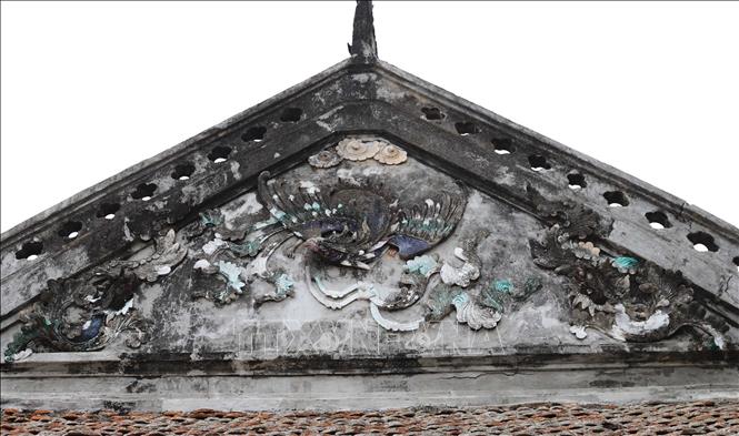 Những mảng phù điêu trên nóc đình Sừng mang nhiều ý nghĩa biểu trưng. Ảnh: Xuân Tiến - TTXVN 