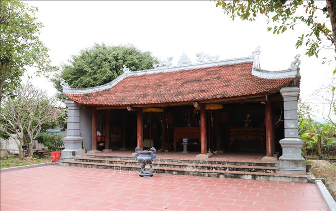 Tòa hậu cung của đình Sừng có kiến trúc thời Nguyễn với 4 vì, 3 gian, 2 hồi văn, làm bằng gỗ lim, được chạm khắc tinh tế với các đề tài tứ linh, tứ quý. Ảnh: Xuân Tiến - TTXVN 