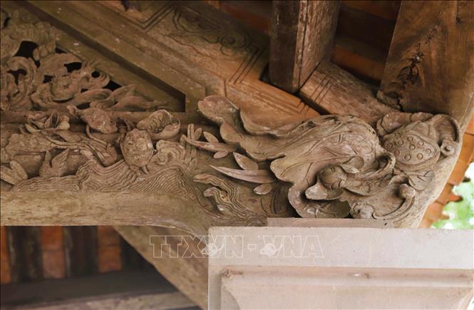 Nghệ thuật trang trí, điêu khắc, chạm trổ độc đáo, tinh tế, mang giá trị thẩm mỹ của kiến trúc gỗ trong đình Sừng. Ảnh: Xuân Tiến - TTXVN  