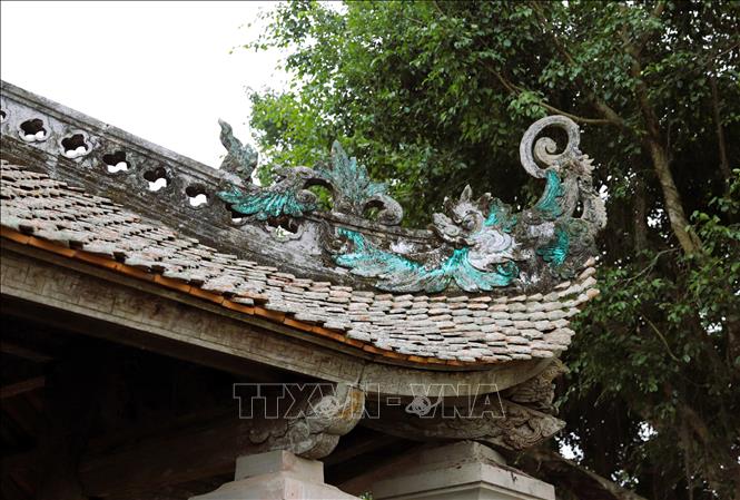 Những mảng phù điêu sinh động được đắp bằng vôi vữa và mật mía trộn lẫn, nổi bật với hình tượng Rồng chầu, Phượng múa… Ảnh: Xuân Tiến - TTXVN 