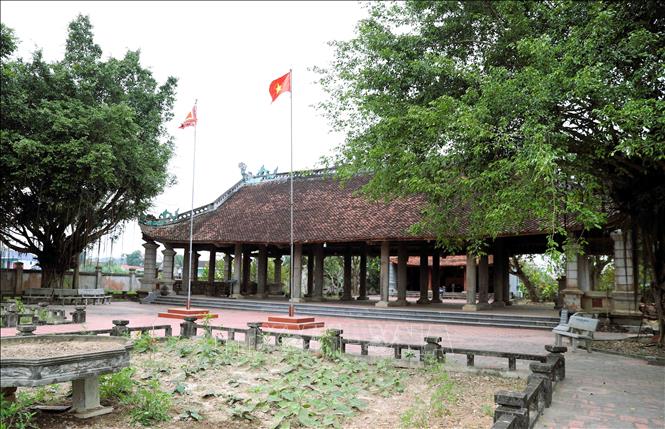 Đình có kiến trúc thời Nguyễn, dài hơn 24m, rộng hơn 11m. Khung sườn làm bằng gỗ lim. Trải qua thời gian và thăng trầm lịch sử, đình vẫn giữ được vẻ đẹp nguyên sơ. Ảnh: Xuân Tiến - TTXVN 
