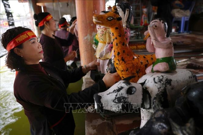 Các nghệ nhân rối nước Đào Thục sáng tác thêm nhiều trò mới để ca ngợi quê hương, đất nước, tạo ra những trò rối và con vật gắn liền với cuộc sống hằng ngày như chú Tễu, con trâu, con hổ,... Ảnh: Phạm Hậu - TTXVN