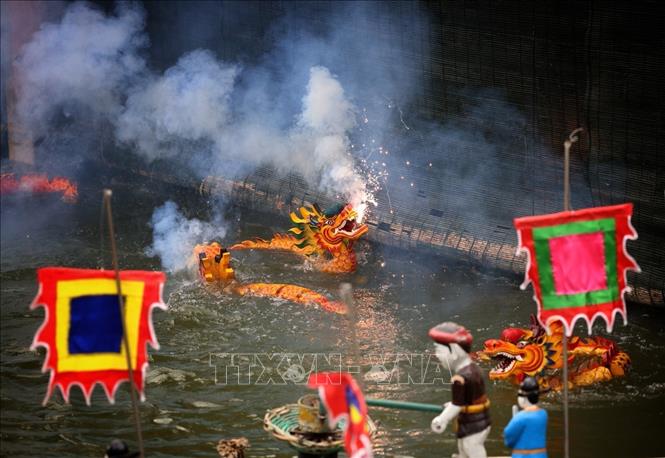 Dưới bàn tay tài hoa của các nghệ nhân rối nước Đào Thục, những con rối vô tri, vô giác bỗng trở nên sống động, hấp dẫn mọi du khách. Ảnh: Phạm Hậu - TTXVN