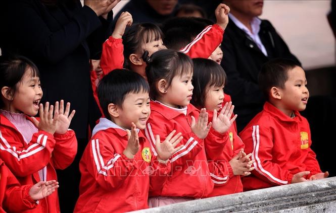 Những khán giả nhỏ tuổi luôn thích thú với màn biểu diễn rối nước. Ảnh: Phạm Hậu - TTXVN