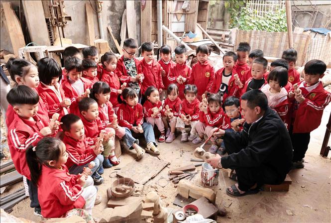 Nghệ nhân Nguyễn Văn Phi, người duy nhất trong làng làm công việc chế tác và bảo tồn nghệ thuật múa rối nước, mang đến cho khán giả và du khách những giá trị văn hóa và lịch sử sâu sắc. Ảnh: Trần Việt - TTXVN