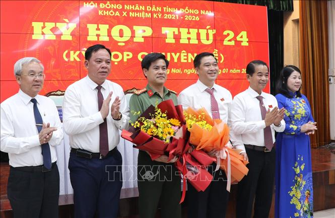 Lãnh đạo tỉnh Đồng Nai tặng hoa chúc mừng Phó Chủ tịch UBND tỉnh và thành viên UBND tỉnh Đồng Nai. Ảnh: Công Phong - TTXVN