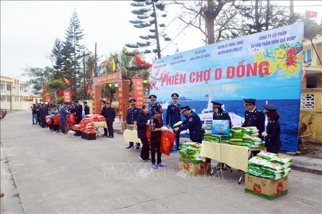Phiên chợ 0 đồng phục vụ bà con huyện đảo Bạch Long Vỹ các mặt hàng Tết. Ảnh: TTXVN phát