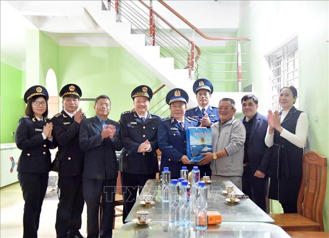 Đoàn công tác thăm, chúc Tết gia đình ông Cao Văn Thịnh ở khu 2, huyện Bạch Long Vĩ. Ảnh: TTXVN phát
