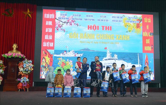 Đoàn công tác tặng quà Tết cho học sinh huyện đảo Bạch Lonh Vĩ. Ảnh: TTXVN phát
