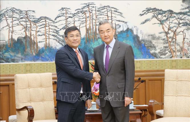 Thứ trưởng Thường trực Bộ Ngoại giao Nguyễn Minh Vũ (trái) chào Ủy viên Bộ Chính trị, Chủ nhiệm Văn phòng Ủy ban công tác đối ngoại Trung ương, Bộ trưởng Bộ Ngoại giao Trung Quốc Vương Nghị. Ảnh: Công Tuyên-PV TTXVN tại Trung Quốc