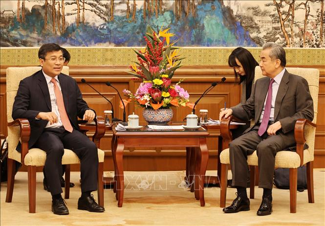Thứ trưởng Thường trực Bộ Ngoại giao Nguyễn Minh Vũ (trái) chào Ủy viên Bộ Chính trị, Chủ nhiệm Văn phòng Ủy ban công tác đối ngoại Trung ương, Bộ trưởng Bộ Ngoại giao Trung Quốc Vương Nghị. Ảnh: Công Tuyên-PV TTXVN tại Trung Quốc