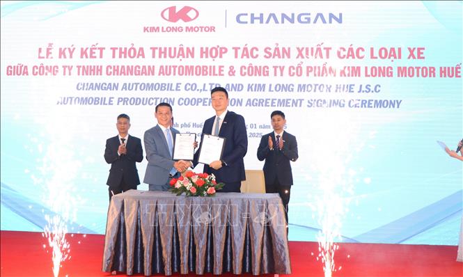 Ký kết thỏa thuận hợp tác sản xuất các loại xe giữa Công ty TNHH Changan Automobile và Công ty Cổ phần Kim Long Motor Huế. Ảnh: Tường Vi - TTXVN