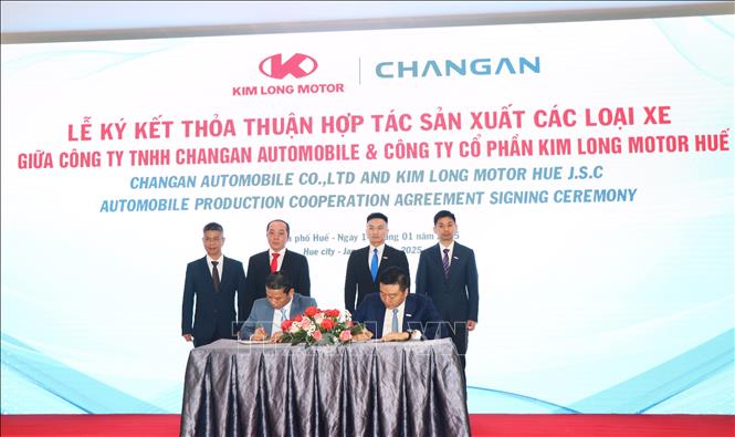 Ký kết thỏa thuận hợp tác sản xuất các loại xe giữa Công ty TNHH Changan Automobile và Công ty Cổ phần Kim Long Motor Huế. Ảnh: Tường Vi - TTXVN. 