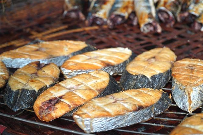 Mẻ cá nướng thơm ngon, săn chắc và có màu vàng ươm bắt mắt. Ảnh: TTXVN phát