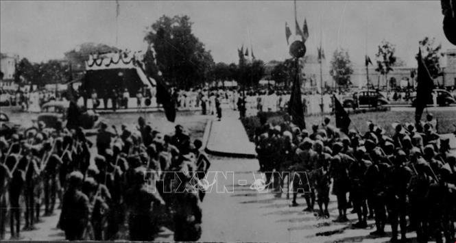  Đông đảo nhân dân tập trung tại Quảng trường Ba Đình nghe Chủ tịch Hồ Chí Minh đọc Tuyên ngôn Độc lập, sáng 2/9/1945. Ảnh: TTXVN