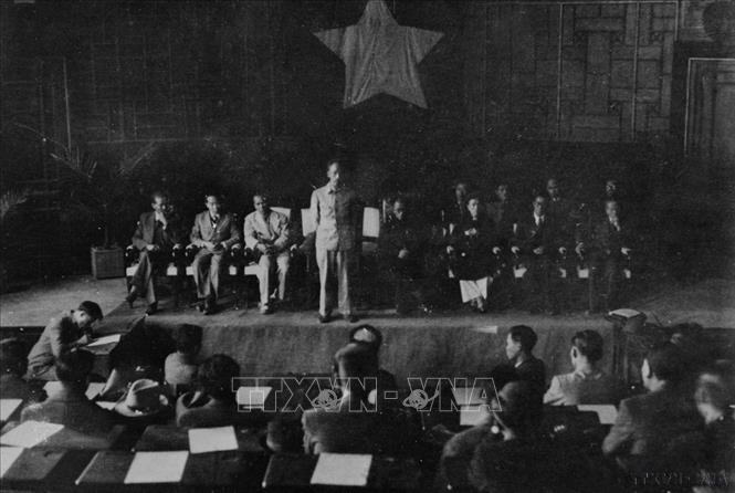 Sau cách mạng tháng 8/1945, Ủy ban Giải phóng dân tộc do Quốc dân đại hội Tân Trào cử ra, đã về Hà Nội ngày 25/8/1945, được cải tổ thành Chính phủ Lâm thời do Chủ tịch Hồ Chí Minh làm Chủ tịch Chính phủ. Trong ảnh: Chủ tịch Hồ Chí Minh và các thành viên chính phủ ra mắt các đại biểu tầng lớp nhân dân Thủ đô. Ảnh: TTXVN
