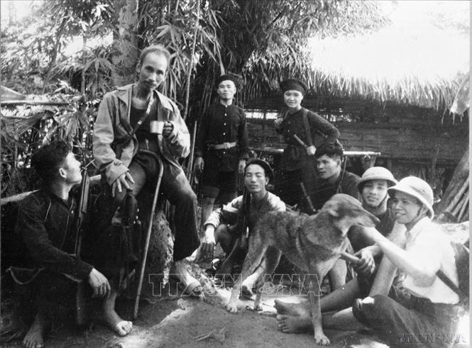 Những giây phút nghỉ ngơi của chủ tịch Hồ Chí Minh trên đường đi công tác tại chiến khu Việt Bắc trong thời kỳ kháng chiến chống thực dân Pháp. Ảnh: TTXVN
