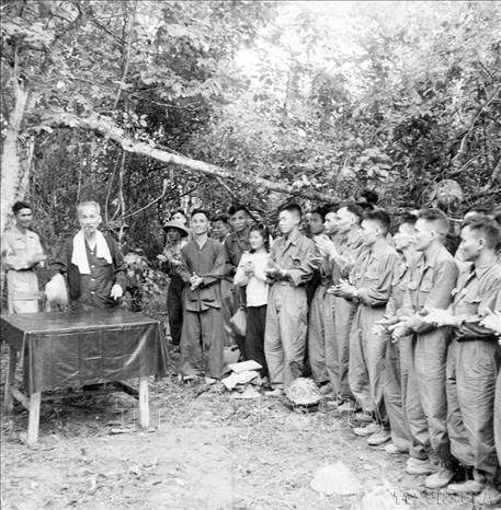 Chủ tịch Hồ Chí Minh nói chuyện với cán bộ, chiến sỹ tham gia chiến dịch biên giới 1950. Ảnh: TTXVN
