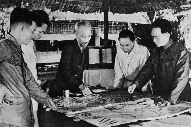 Chủ tịch Hồ Chí Minh cùng các đồng chí lãnh đạo Đảng bàn kế hoạch mở chiến dịch Điện Biên Phủ. Ảnh: TTXVN 
