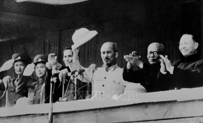Ngày 1/1/1955, tại quảng trường Ba Đình, Hồ Chủ tịch tới dự cuộc mít tinh và tuần hành của nhân dân Thủ đô, chào mừng Người và Trung ương Đảng, Chính phủ từ Việt Bắc trở về Thủ đô. Ảnh: TTXVN
