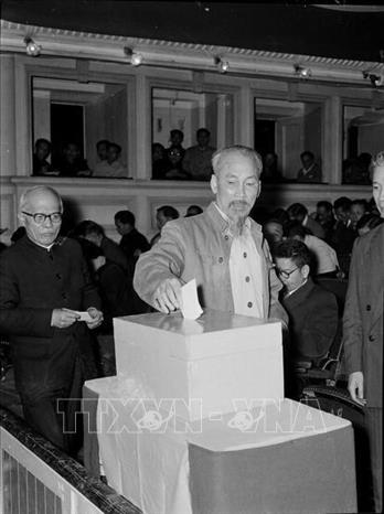 Chủ tịch Hồ Chí Minh bỏ lá phiếu đầu tiên bầu Ban Thường trực Quốc hội mới tại Kỳ họp thứ 6, Quốc hội khóa 1 (25/1/1957). Ảnh: TTXVN 
