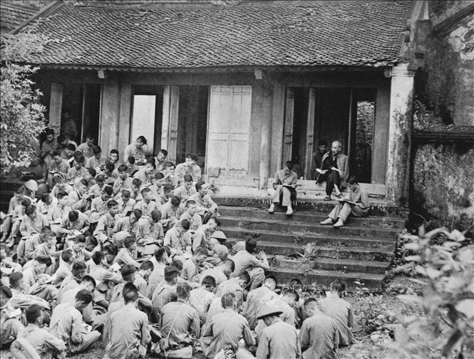 Chủ tịch Hồ Chí Minh nói chuyện với cán bộ, chiến sĩ Đại đoàn quân Tiên phong tại đền thờ các vua Hùn, trước khi đơn vị vào tiếp quản Thủ đô. Người nói: “Các Vua Hùng có công giữ nước, Bác cháu ta phải cùng nhau giữ lấy nước” (Phú Thọ, 19/9/1954). Ảnh: TTXVN
