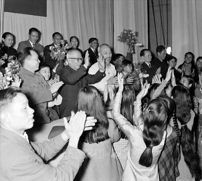 Đại biểu các tầng lớp nhân dân Thủ đô đến chào mừng kỳ họp, tặng hoa chủ tịch Hồ Chí Minh và đồng chí trong Đoàn chủ tịch tại Kỳ họp thứ 6, Quốc hội khóa 1 (Hà Nội, 1/1957). Ảnh: TTXVN
