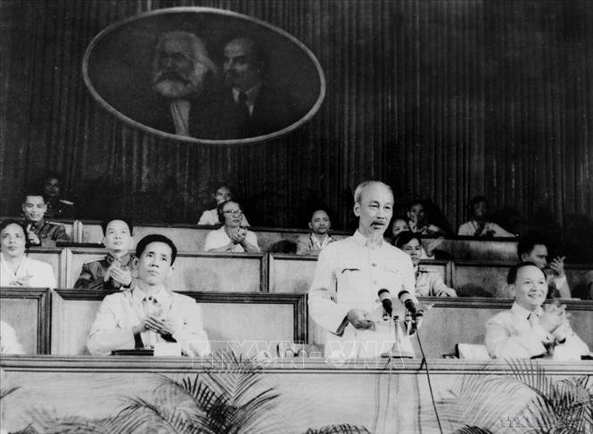 Chủ tịch Hồ Chí Minh đọc báo cáo chính trị tại Đại hội Đại biểu toàn quốc lần thứ III của Đảng (9/1960). Ảnh: TTXVN