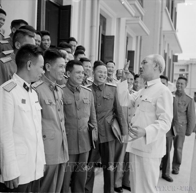 Chủ tịch Hồ Chí Minh nói chuyện với các đại biểu quân đội về dự Đại hội Đại biểu toàn quốc lần thứ III của Đảng (9/1960). Ảnh: TTXVN
