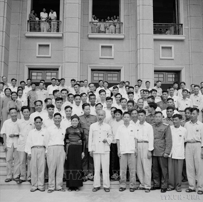 Hồ Chủ tịch cùng các đại biểu biểu tham dự Đại hội đại biểu toàn quốc lần thứ III của Đảng (9/1960). Ảnh: TTXVN
