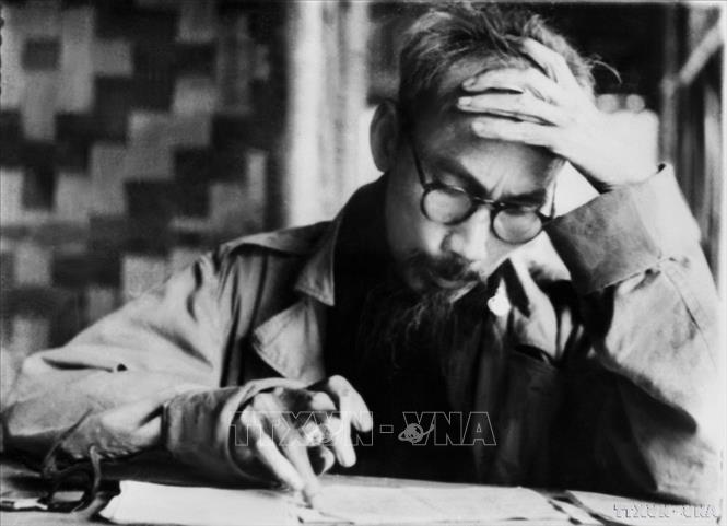 Chủ tịch Hồ Chí Minh làm việc ở Việt Bắc trong thời kỳ kháng chiến chống Pháp (2/1951). Ảnh: TTXVN
