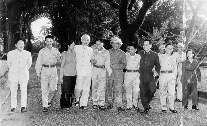 Chủ tịch Hồ Chí Minh cùng các đại biểu anh hùng, chiến sỹ thi đua các lực lượng vũ trang nhân dân Giải phóng miền Nam ra thăm miền Bắc (15/11/965, Hà Nội). Ảnh: TTXVN
