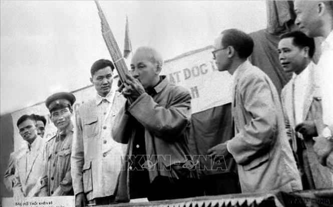 Hồ Chủ tịch thổi khèn của đồng bào dân tộc Thái tại Yên Châu (Sơn La) tặng trong dịp người lên thăm Tây Bắc (7/5/1959). Ảnh: TTXVN
