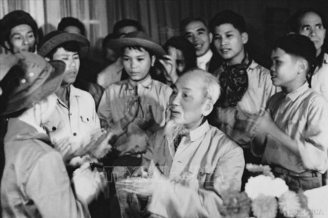 Hồ Chủ tịch gặp các thiếu nhi dũng sỹ miền Nam tại Phủ chủ tịch năm 1968. Ảnh: TTXVN

