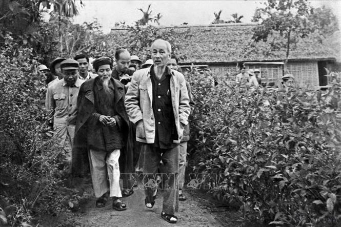 Chủ tịch Hồ Chí Minh trong một lần thăm lại nhà cũ tại làng Sen, xã Kim Liên, huyện Nam Đàn, Nghệ An (12/1961). ẢNh: TTXVN
