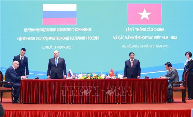 Hai Thủ tướng chứng kiến ký Thông báo chung giữa 2 đồng Chủ tịch Ủy ban liên Chính phủ Việt - Nga về kế hoạch tổng thể hợp tác Việt Nam – Liên bang Nga đến năm 2030. Ảnh: Dương Giang-TTXVN 
