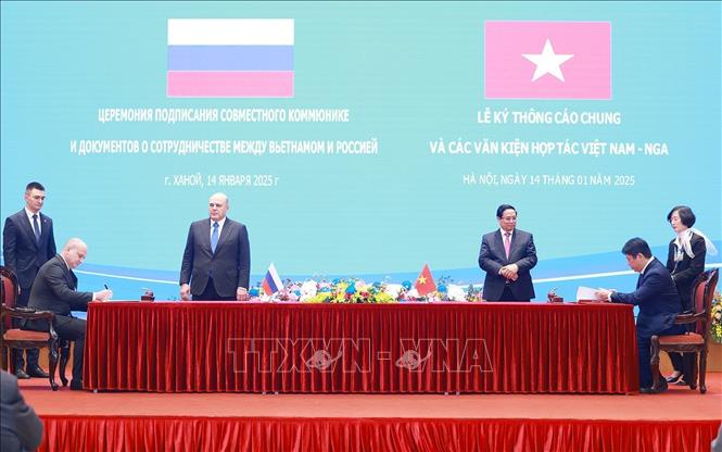 Thủ tướng Phạm Minh Chính và Thủ tướng Nga Mikhail Mishustin chứng kiến ký Bản ghi nhớ về đẩy mạnh hợp tác trong lĩnh vực năng lượng hạt nhân. Ảnh: Dương Giang-TTXVN 
