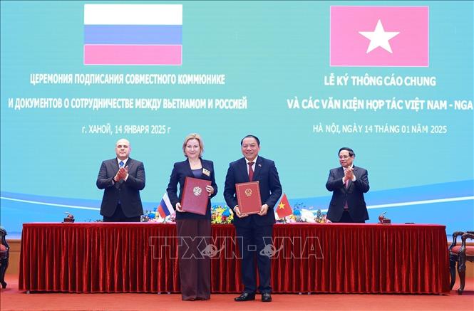 Thủ tướng Phạm Minh Chính và Thủ tướng Nga Mikhail Mishustin chứng kiến ký Chương trình hợp tác trong lĩnh vực văn hoá giữa Bộ Văn hoá Liên bang Nga và Bộ Văn hoá, Thể thao và Du lịch Việt Nam giai đoạn 2025 - 2027. Ảnh: Dương Giang-TTXVN 
