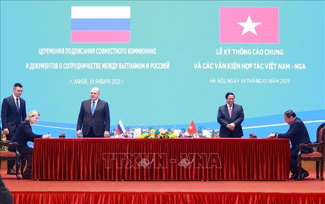 Thủ tướng Phạm Minh Chính và Thủ tướng Nga Mikhail Mishustin chứng kiến ký Chương trình hợp tác trong lĩnh vực văn hoá giữa Bộ Văn hoá Liên bang Nga và Bộ Văn hoá, Thể thao và Du lịch Việt Nam giai đoạn 2025 - 2027. Ảnh: Dương Giang-TTXVN 
