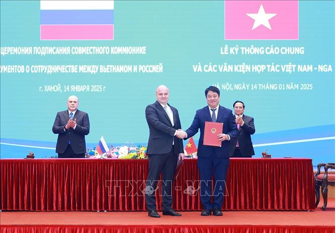 Thủ tướng Phạm Minh Chính và Thủ tướng Nga Mikhail Mishustin chứng kiến ký Bản ghi nhớ về đẩy mạnh hợp tác trong lĩnh vực năng lượng hạt nhân. Ảnh: Dương Giang-TTXVN 
