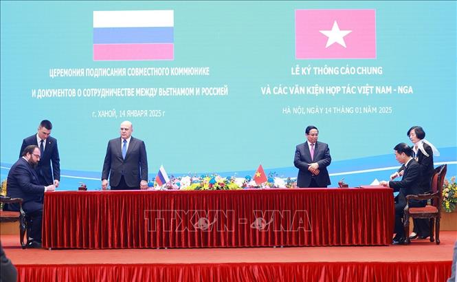 Thủ tướng Phạm Minh Chính và Thủ tướng Nga Mikhail Mishustin chứng kiến ký Bản ghi nhớ về hiểu biết lẫn nhau giữa Bộ Phát triển số, Thông tin liên lạc và Truyền thông đại chúng Liên bang Nga và Bộ Thông tin và Truyền thông Việt Nam. Ảnh: Dương Giang-TTXVN 
